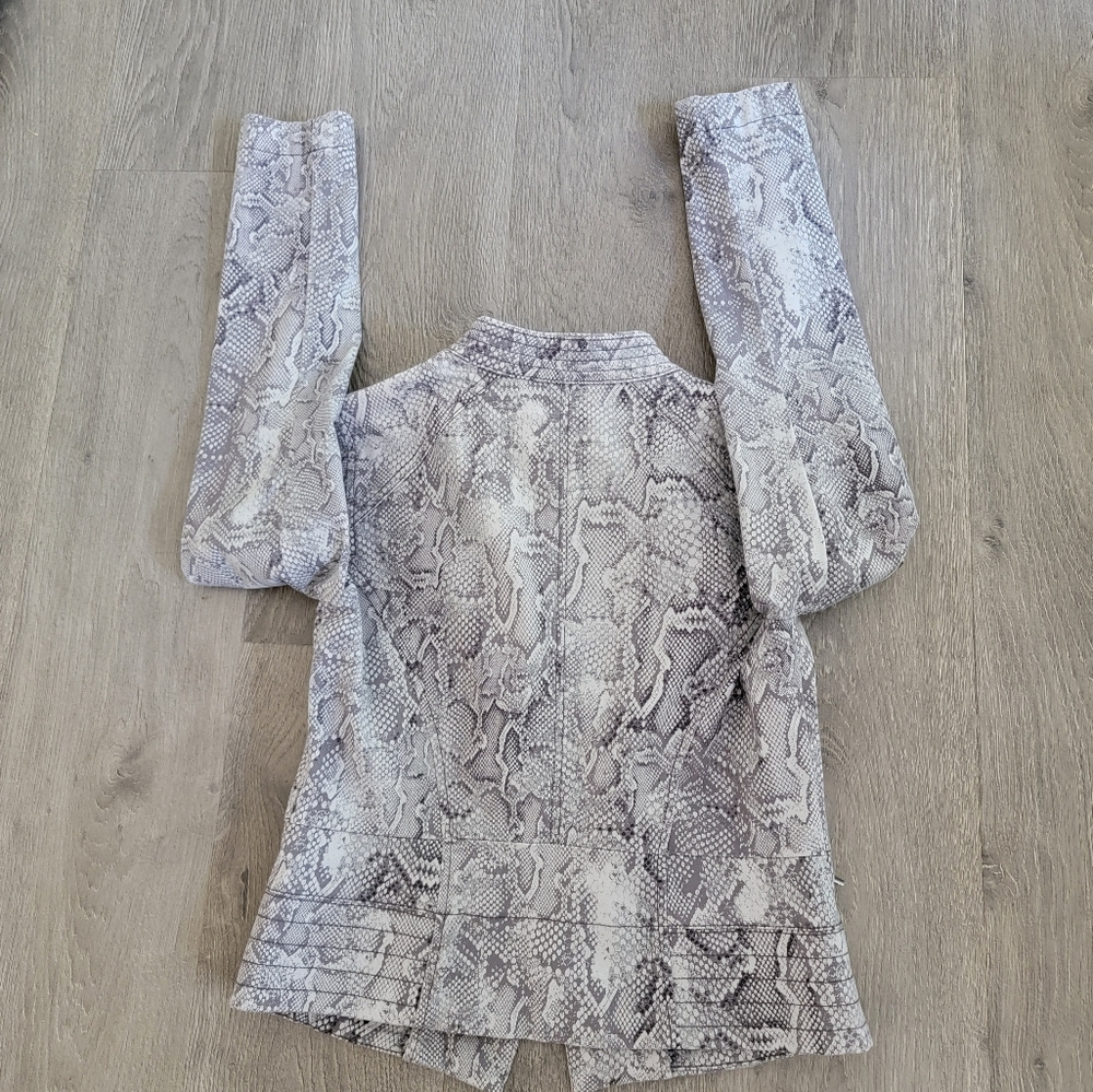 White House Black Market Snake Print Jacket. Sz 6 Pit To Pit 17" Length… - Picture 5 of 11